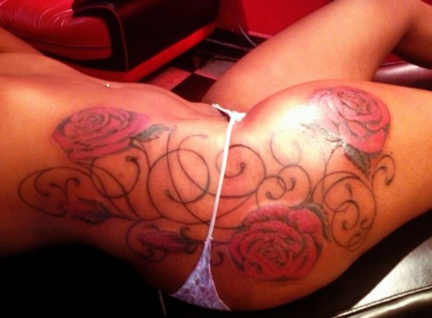 róże tatuaże na biodrze