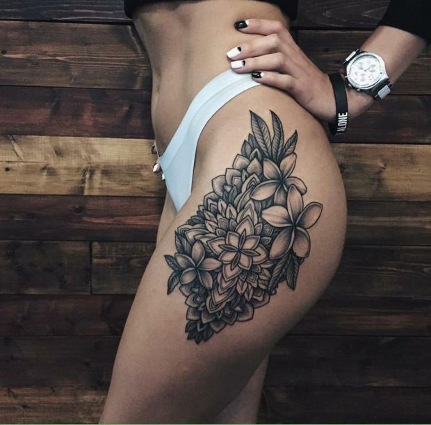 tatuaże kwiaty na biodrze