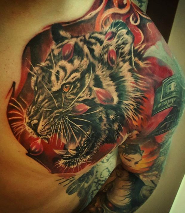 Tygrys tatuaż na ramieniu dla mężczyzny