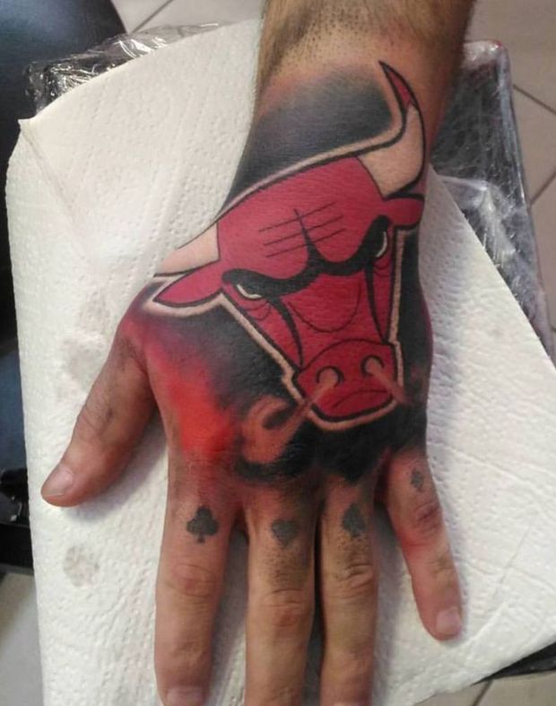 Czerony byk tatuaż na dłoni