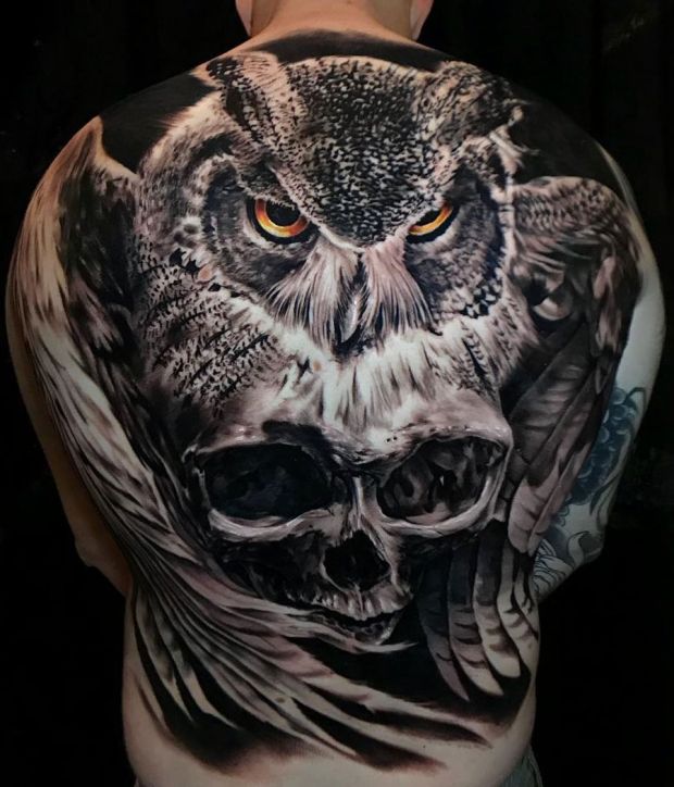 Sowa i czaszka tatuaż na plecach