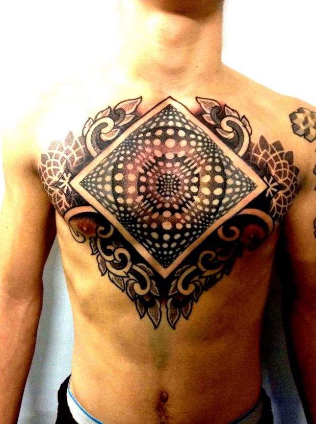 tatuaże na klatce piersiowej