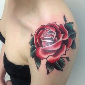 czerwona róża tatuaż