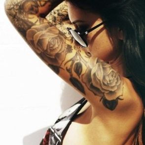 tatuaże róże na ręce dla kobiety