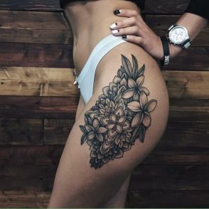 tatuaże kwiaty na biodrze