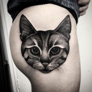 koty tatuaże na biodrze dla kobiety