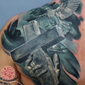 krzyż i gołąb tatuaże realistyczne