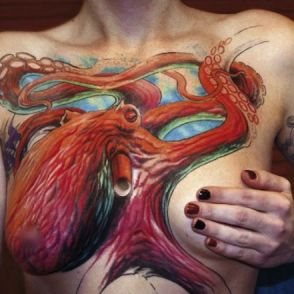 tatuaże ośmiornice na klatce piersiowej