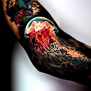 meduza kolorowy tatuaż