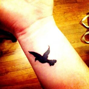 tatuaż ptak na nadgarstku