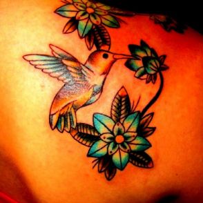koliber kwiat tatuaż
